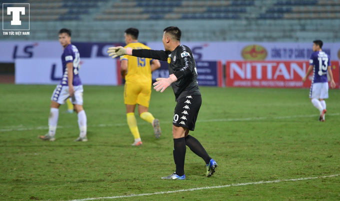 Thậm chí, thủ môn Hà Nội tỏ ra căng thẳng như khi đội nhà vừa nhận một bàn thua.
