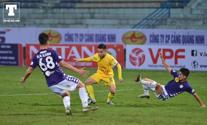Cũng trong hiệp 1, tiền vệ trẻ Trần Mạnh Hùng có pha đột phá, lừa qua 2 hậu vệ của Hà Nội trước khi tung ra cú dứt điểm nguy hiểm cho Nam Định.