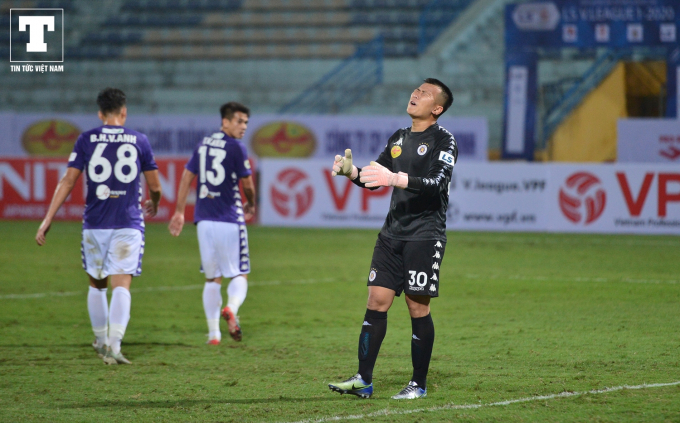 Vị trí của Bùi Hoàng Việt Anh và Thành Chung thay thế bộ đôi Duy Mạnh, Đình Trọng chưa mang lại sự an toàn cho khung thành đội bóng áo tím.
