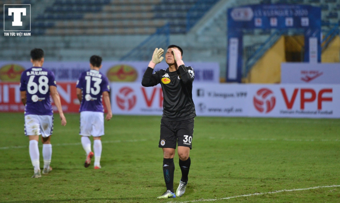 Rất may cho Hà Nội là bóng đã đi ra ngoài. Sau tình huống này, thủ môn Văn Công tiếp tục phản ứng mạnh với đàn em.
