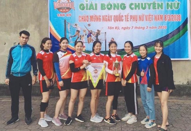 Chị Trang (đứng thứ 3 trái sang) tham gia giải bóng chuyền chào mừng ngày 8/3 khi đang tự cách ly tại nhà.