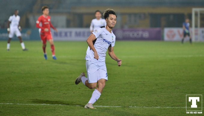 Ở vòng đấu mở màn gặp Than Quảng Ninh, tiền đạo sinh năm 1996 là người có pha đi bóng tốc độ, vượt qua thủ môn đội bạn trước khi kiến tạo cho Châu Ngọc Quang ghi bàn thắng duy nhất, giúp HAGL giành chiến thắng. Vì vậy, Văn Toàn tiếp tục là hy vọng số 1 của đội khách.