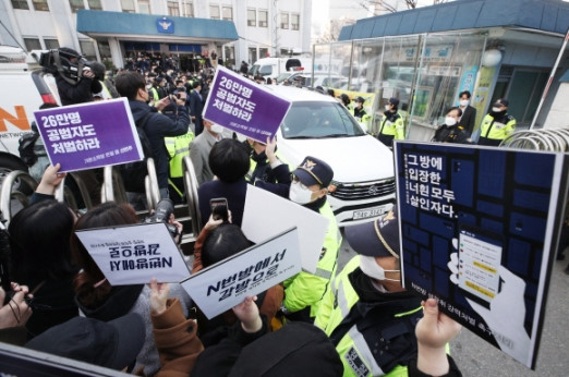 Người dân Hàn Quốc yêu cầu trừng phạt nặng Cho Joo Bin và hàng ngàn thành viên của 