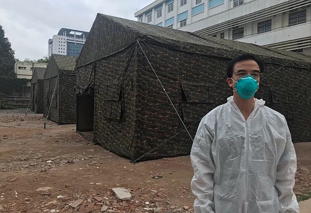 GS Nguyễn Quang Tuấn, Giám đốc Bệnh viện Bạch Mai., bên khu bệnh viện dã chiến được dựng ngay trong khuôn viên bệnh viện Bạch Mai.