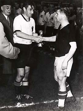 Puskas (phải) chúc mừng thủ quân đội tuyển Đức, Fritz Walter (người được lấy tên đặt cho SVĐ của CLB Kaiserslautern) sau trận chung kết World Cup 1954.
