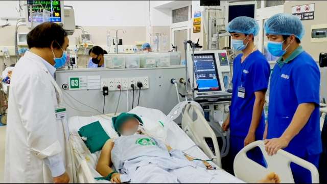 PGS.TS Nguyễn Văn Chi và các bác sĩ hội chẩn một ca bệnh nặng ngay tại giường.
