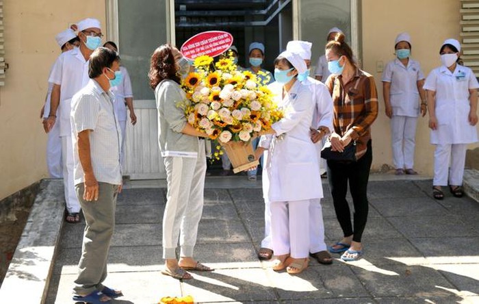 Bệnh nhân 34 tặng hoa cảm ơn các y, bác sĩ khi được xuất viện. Ảnh: Thanh Nguyễn.