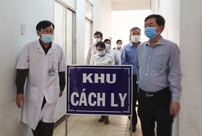 Chủ tịch UBND tỉnh Bình Định Hồ Quốc Dũng (phải) kiểm tra một khu cách ly y tế phòng chống dịch Covid-19 ở thị xã An Nhơn. Ảnh: H.Trong.