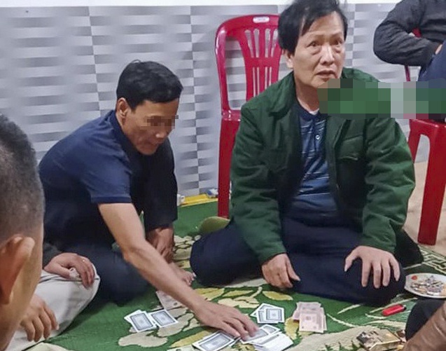 Hình ảnh vị Chủ tịch UBND xã (bên phải) được cho là tham gia đánh bạc. (Ảnh: Dân Trí).