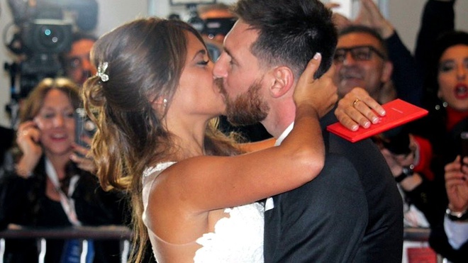 Nụ hôn của Messi và vợ trong ngày cưới.