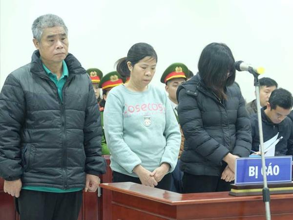 Từ trái qua phải, các bị cáo gồm: tài xế Doãn Quý Phiến, nhân viên giám sát trên xe Nguyễn Bích Quy và Nguyễn Thị Bích Thủy.