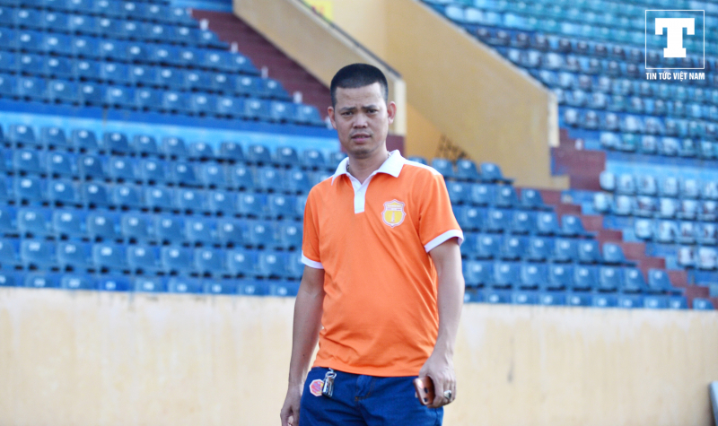 Anh Hoàng Nương, một CĐV trung thành của Nam Định cho biết, trong thời gian bóng đá nghỉ do dịch Covid-19, anh mất ăn mất ngủ vì không được theo dõi các cầu thủ thi đấu như những năm trước. 