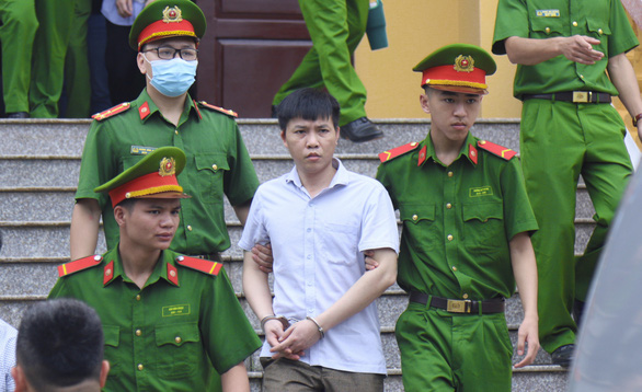Bị cáo Đỗ Mạnh Tuấn, cựu phó hiệu trưởng Trường dân tộc nội trú huyện Lạc Thủy. Ảnh Tuổi trẻ.