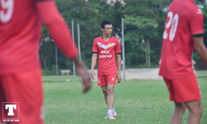 Trong khi đó, bố của Gia Bảo là cựu hậu vệ tuyển Việt Nam Phùng Văn Nhiên cũng đang tập luyện cùng các cầu thủ thành Nam.
