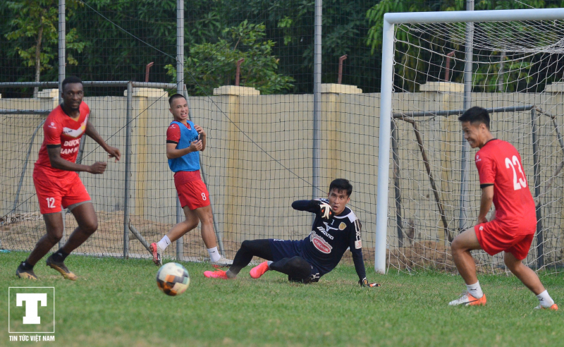 Độ 'quái' này không thể qua mắt thủ môn Hải Phòng, Đinh Xuân Việt đã nhiều lần ngăn chặn, không cho bóng đến gần vị trí của Đỗ Merlo.