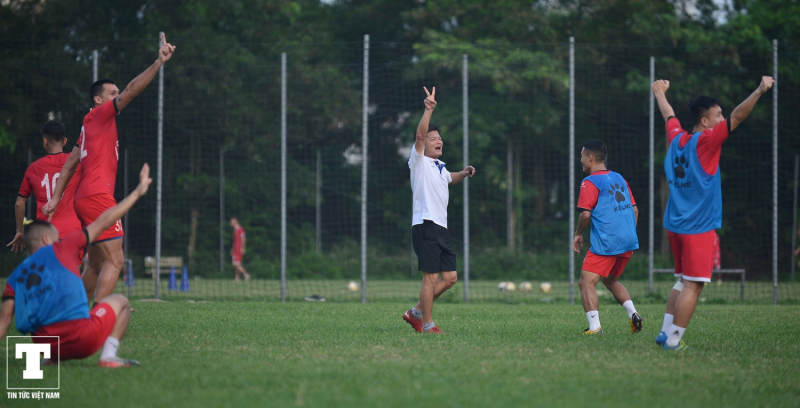 HLV Nguyễn Văn Sỹ cùng thi đấu cùng học trò. Ông cũng không quên ăn mừng khi đội mình ghi bàn thắng.