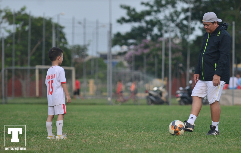 Theo quan sát, trong suốt buổi tập của CLB Nam Định, gia bảo thường chơi bóng 1 mình ở khu vực vắng người. Cậu bé này thành thạo những kỹ năng dẫn bóng, sút bóng.