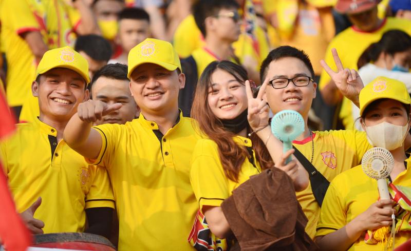 Màu vàng luôn là màu chủ đạo trên các khán đài sân Thiên Trường.
