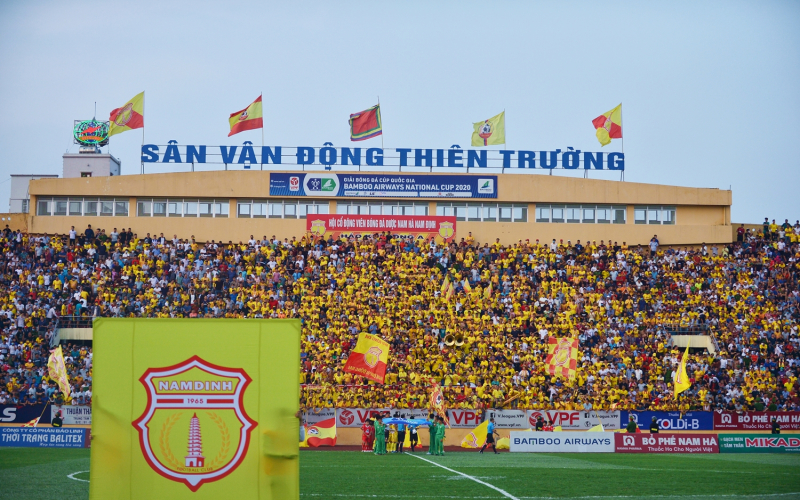 Chiều 23/5, sân Thiên Trường đón hơn 10.000 khán giả trong trận đấu đánh dấu bóng đá Việt Nam trở lại sau 2 tháng rưỡi tạm nghỉ vì dịch Covid-19.