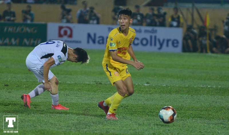 Ngoài Xuân Quyết, một cầu thủ trẻ khác là Nguyễn Đình Mạnh cũng để lại dấu ấn trong trận đấu tối qua.