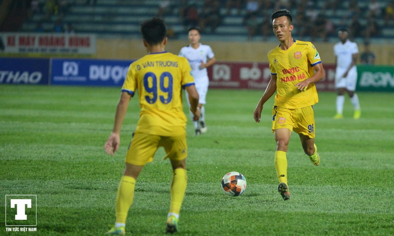 Từ một cầu thủ trẻ mới được đôn lên đầu mùa giải 2019, giờ đây, Xuân Quyết đang khẳng định vị trí của mình trong màu áo CLB Nam Định.