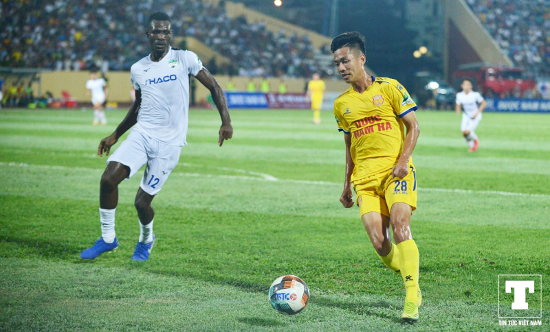 Trong hiệp 2 trận đấu giữa Nam Định vs HAGL, Hoàng Minh Tuấn được HLV Nguyễn Văn Sỹ đưa vào sân trong những phút cuối để thay tiền đạo Mai Xuân Quyết.