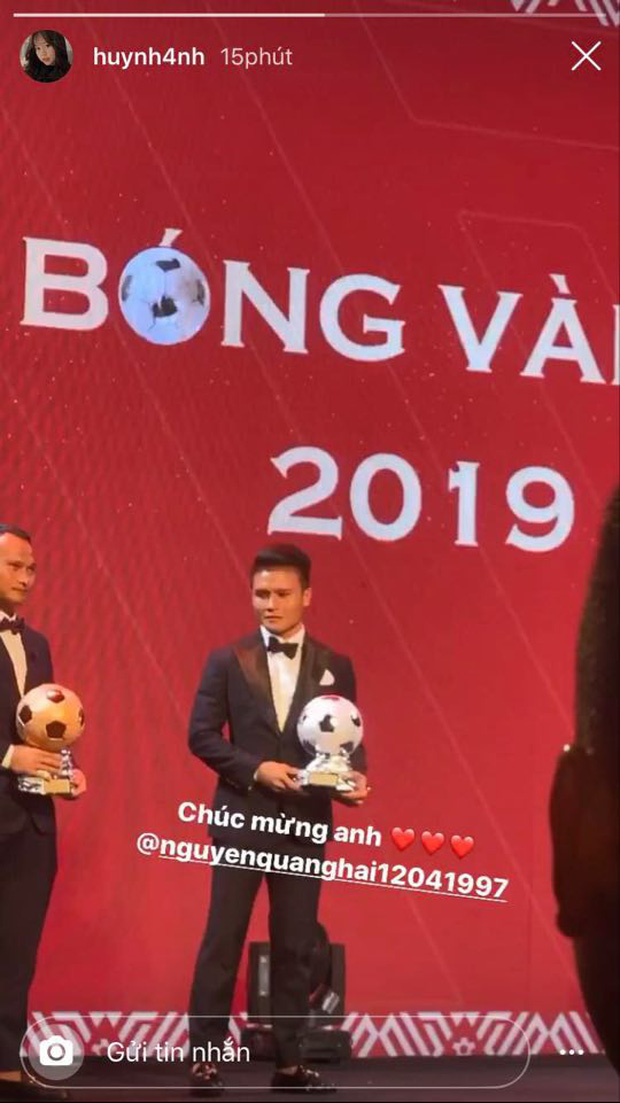 Sau đêm gala, Huỳnh Anh đăng ảnh chúc mừng Quang Hải và không quên tag bạn trai vào dòng trạng thái.