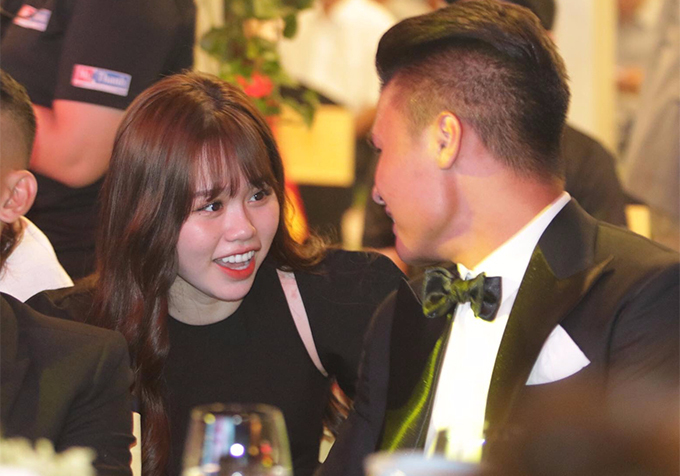 Trong buổi lễ gala trao giải Quả bóng vàng 2019 diễn ra tối 26/5, tiền vệ Nguyễn Quang Hải đã gây xôn xao khi đưa bạn gái Huỳnh Anh đi cùng. Và tất nhiên, nhan sắc của cô nàng là điều mọi người chú ý nhất.