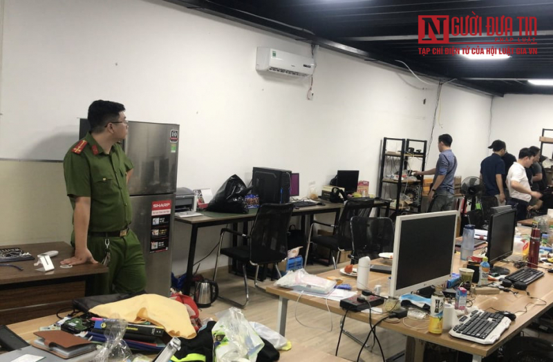 Cơ quan công an khám xét nơi làm việc của các đối tượng. Ảnh tạp chí Người đưa tin pháp luật.