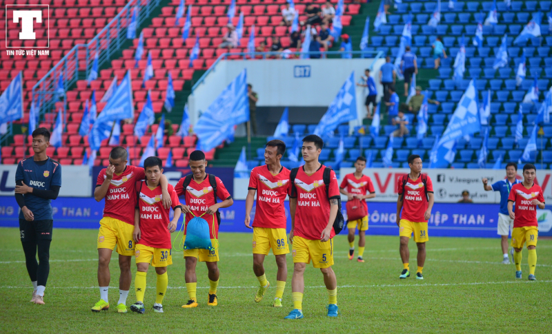 Cầu thủ Nam Định tiến ra sân khởi động.