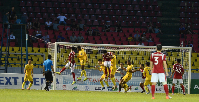 Làm khách trên sân Quảng Ninh, CLB Nam Định đã để đối thủ dẫn trước với tỷ số 0-2 sau 37 phút đầu tiên.