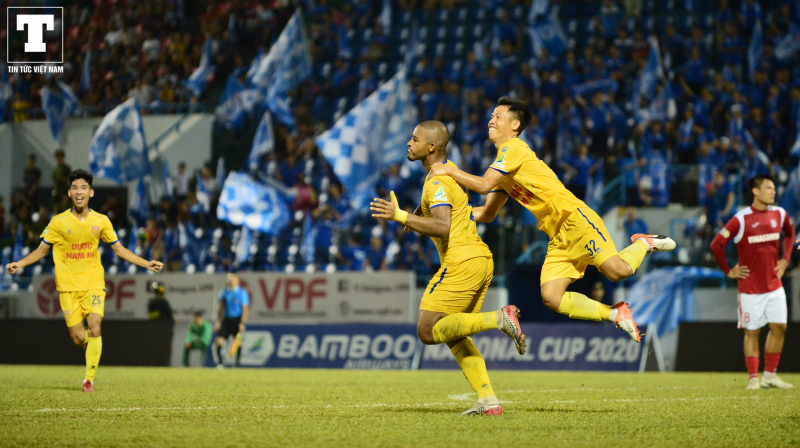 Sau khi ghi bàn, một số đồng đội của CLB Nam Định chạy theo để chia vui với Rafaelson.