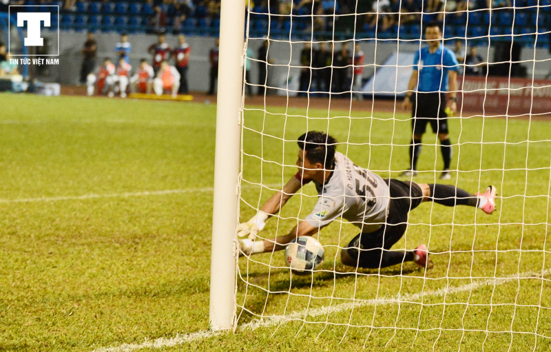 Sau cú sút của Rafaelson, Đinh Xuân Việt suýt chút nữa có thể cản phá được quả penalty của cầu thủ Quang Huy bên phía Than Quảng Ninh.