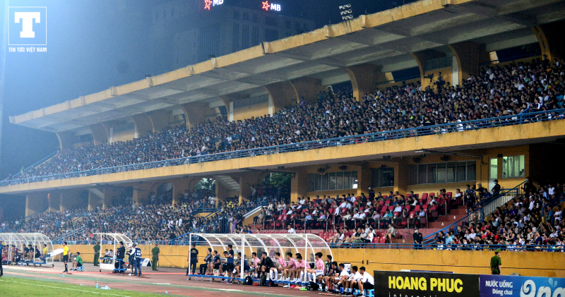 Với tính chất của trận đấu ''siêu kinh điển Việt Nam'' giữa Hà Nội vs HAGL, sân Hàng Đẫy đã đón 12.000 khán giả đến theo dõi.