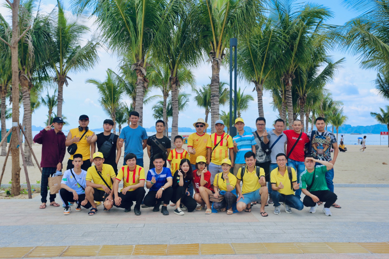 Thảo Vân cùng các CĐV chụp ảnh lưu niệm khi đến cổ vũ ở mỗi địa điểm mà Nam Định thi đấu.