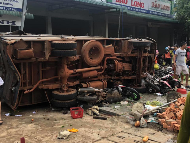 Tin mới nhất vụ tai nạn xe tải lao vào chợ ở Đắk Nông.