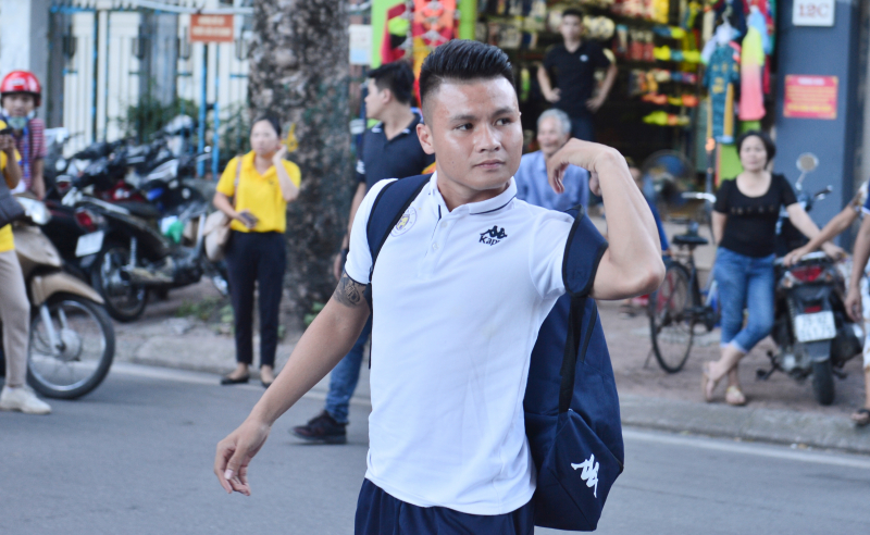 Trước trận đấu khoảng 1 tiếng, Quang Hải và đồng đội tiến vào sân.