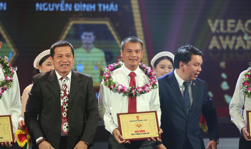 Trọng tài Nguyễn Đình Thái nhận danh hiệu Còi đồng.