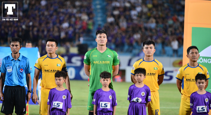 Thủ môn Văn Hoàng tiếp tục được HLV Ngô Quang Trường tin tưởng giao nhiệm vụ bắt chính trong trận đấu với CLB Hà Nội sau thành tích 4 trận giữ sạch lưới.