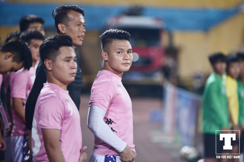 Đúng như thông báo của HLV Chu Đình Nghiêm, tiền vệ Nguyễn Quang Hải bị đau cơ phải ngồi dự bị trong trận đấu với SLNA.