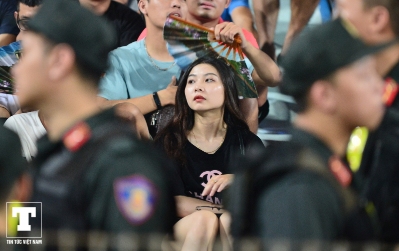 Những ánh mắt lo lắng của CĐV Hà Nội khi đội nhà bị thủng lưới.
