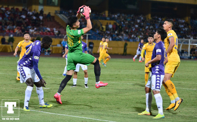 Cựu thủ môn của U23 Việt Nam góp công không nhỏ vào thành tích 5 vòng đấu trôi qua, CLB SLNA vẫn chưa để thủng lưới bất kỳ bàn thắng nào.