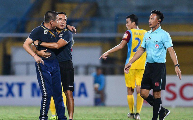 HLV Chu Đình Nghiêm lao vào sân thua đủ với trọng tài Vũ Phúc Hoan.