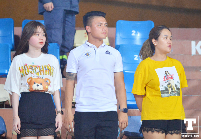 Trong trận đấu với Sài Gòn FC, Quang Hải không được HLV Chu Đình Nghiêm đăng ký vào danh sách thi đấu. Tiền vệ sinh năm 1997 cùng bạn gái Huỳnh Anh xuất hiện trên khán đài để theo dõi CLB Hà Nội.