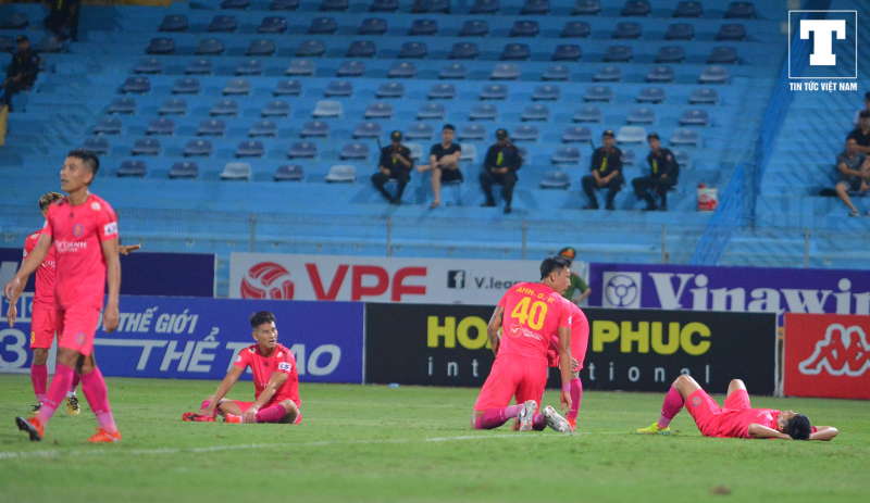 Gần cuối trận đấu giữa Hà Nội FC vs Sài Gòn, các cầu thủ đội khách thường xuyên nằm sân để giảm áp lực tấn công của đội chủ nhà.