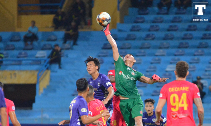 Nhận bàn thua, Hà Nội dồn tổng lực tấn công nhưng không thể tìm được cơ hội tiếp cận khung thành thủ môn của Sài Gòn.