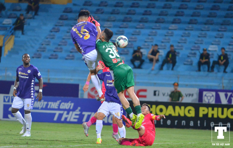 Phút 80, trung vệ Thành Chung bật cao đánh đầu đưa bóng đi chệch cột dọc đáng tiếc, bỏ lỡ cơ hội gỡ hoà cho Hà Nội FC.