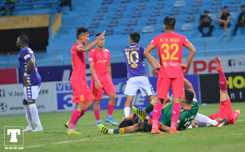 Sau pha bóng này, trung vệ gốc Tuyên Quang nằm sân tỏ ra đau đớn sau va chạm với thủ môn Sài Gòn FC.