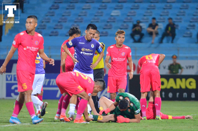 Tuy nhiên, khi thấy đồng đội đang tranh cãi với cầu thủ đội khách, Thành Chung bật dậy chạy đến khu vực phía khán đài B.