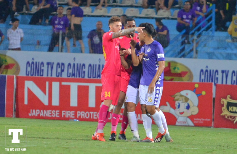 Thành Chung dằn mặt cặp tiền đạo Geovane và Pedro Paulo khi họ đang gây sức ép với Văn Dũng vì cho rằng hậu vệ của Hà Nội FC thi đấu thiếu fair-play.